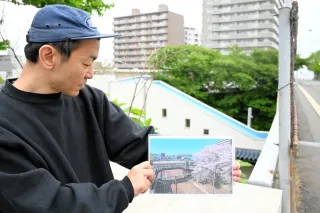 桜で映える南小樽駅の新旧陸橋　シンガー・ソングライターの花男さんが写真展企画