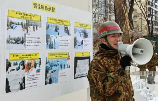 雪像制作について説明する自衛官=25日午後1時20分、札幌市中央区大通西4（浜本道夫撮影）