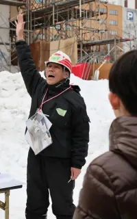 雪像制作について説明する担当者=25日午後1時35分、札幌市中央区大通西5（浜本道夫撮影）