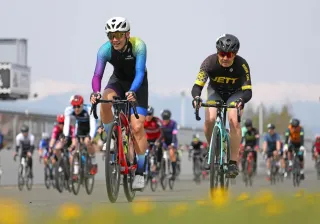 スピードウェイで3時間耐久 更別 スポーツ自転車で白熱レース：北海道