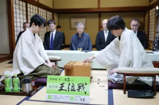 将棋・王位戦第5局 角換わりの戦いに 徳島で始まる：北海道新聞デジタル
