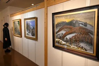 三笠ゆかりの画家、描いた自然　故小荒井さん個展　4月9日まで