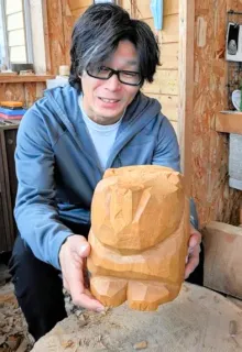 八雲ライオンズクラブの工藤さん、木彫り熊を彫り上げる 28日の式典で