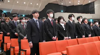 今春、旭川市立大の入学式に出席した新入学生たち