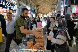 イランの市民、不況や再攻撃不安　制裁再発動1週間「世界が敵視」