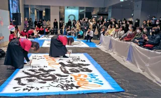 威風堂々の筆遣いで魅了　国際書道協会、札幌・チカホでパフォーマンス