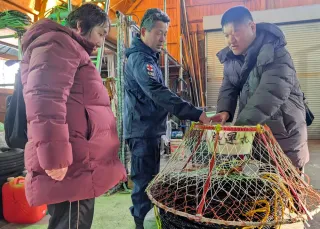 雄武の漁、漁具触れ実感　札幌の視覚障害者が観光体験