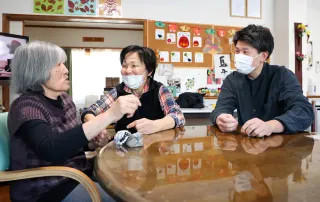 介護従事者の悲鳴届くか　低賃金「やりがいだけでは働けない」＜暮らしの現場から　2026衆院選＞