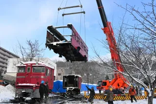 電気機関車「ED75形」敷地内で移設 小樽市総合博物館 展示再開見据え