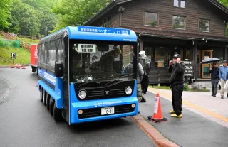登別の電動バス本格スタート　雨の温泉街周遊、利用客「助かる」