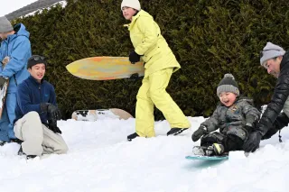 爽快！雪斜面を滑降だ　壮瞥・仲洞爺キャンプ場で雪遊びイベント　7、8日も開催