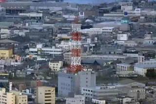 青森県八戸市にある「NTT青森八戸ビル」に設置された鉄塔=9日（共同通信社機から）