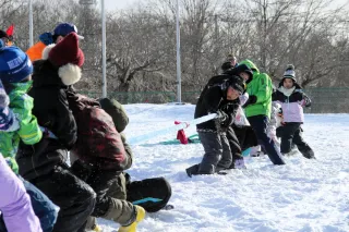 雪上綱引き熱戦、白い息弾む　登別で冬祭り　住民ら「楽しい」「がんばった」
