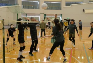 音更で農村ミニバレー大会　10チームが熱戦、最高齢83歳も参加