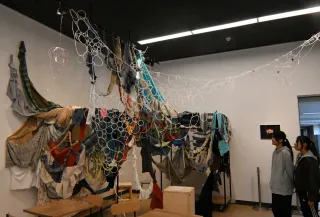 互いに交わる　北海道教育大岩見沢校生の表現　森の間ホールで展示会