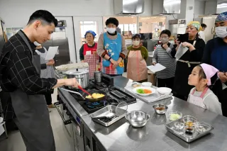 三笠高の卒業生が伝授　本格中華料理教室でチャーハンのコツを学ぶ