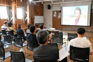 有機食品を使った学校給食の事例について住民が理解を深めた上映会(写真を一部加工しています)