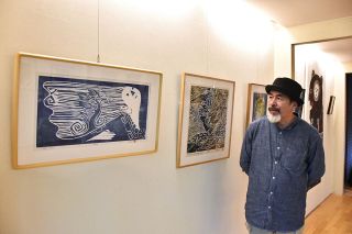 アイヌ神話 木版画で表現 札幌の芸術家・結城さんが北広島で個展