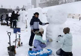 旭川冬まつりへ雪像製作　「バランス難しい」　高校生10チームが汗