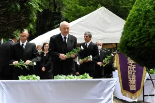 戦没者追悼式で忠魂碑前に献花する遺族ら
