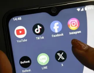 スマートフォンに表示されたSNSのアプリのアイコン