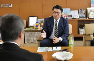 「市長との対話の日」で市民と話す桜井恒市長