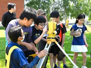 建設の仕事体験　児童8人が測量に挑戦　秩父別学園の校舎建設学ぶ