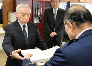 交通安全を推進　天塩・松永さんに表彰　旭本本部長ら連名