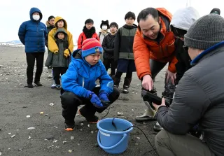 気分は流氷研究者　紋別の小中生ワークショップ