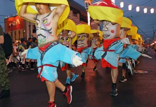 おなかに顔…「図腹」揺らし行進　富良野で北海へそ祭り開幕