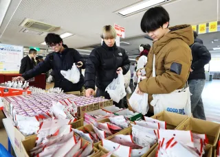 菓子パン配布に学生行列　北見工大が豪雪で緊急支援