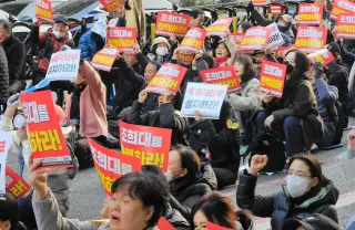 韓国戒厳令1年　深まる分断　革新集会「内乱清算を」／保守デモ、尹氏復権訴え