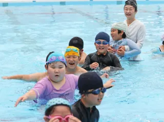 北見・常呂の小学校が網走でプール授業開始　温水プール廃止受け代替施設活用　バス移動で実施