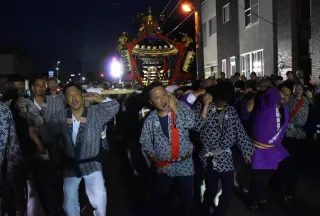 夜の江別、みこし威勢良く　神社秋季例大祭