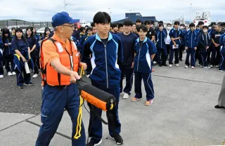 羽幌高生、海難事故の対応学ぶ　留萌海保など合同訓練　「ライフジャケット着用を」