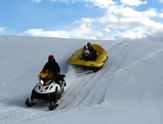 雪煙上げスノーラフティング　紋別で冬の遊び満喫