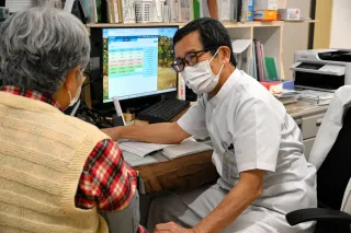命綱の診療所が消えていく 進む医師の高齢化、役割は増加 在宅医療に