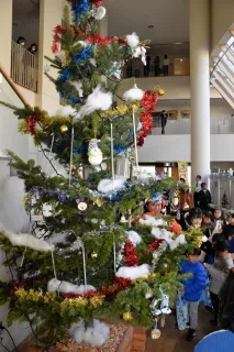 トドマツ間伐材で4メートルツリー 後志振興局で点灯式＜師走点描2025