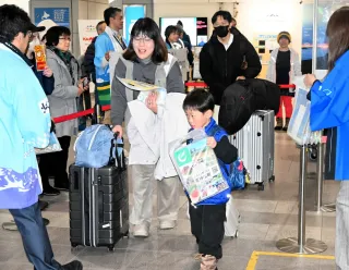 旭川―中部線、冬季運航今年も　空港到着客に記念品