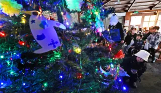 旭山動物園、Xマスの準備万端　親子が飾り付けたツリー点灯