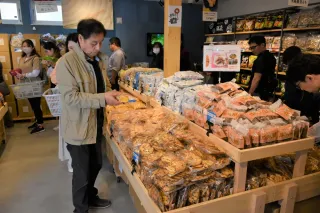 新潟の岩塚製菓の直営店「ウタリちとせ」。道内で流通しない商品も並ぶ