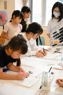 自分だけの新聞に挑戦　登別で児童向け体験会　登別明日の生徒が指導