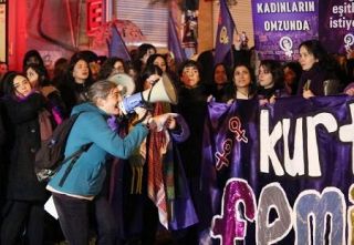 男性優位に「黙らない」　女性デー、トルコでデモ