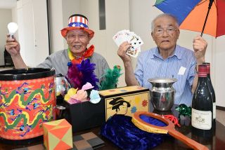 北広島で活動する計１８０歳の手品コンビ　福山正一（ふくやま・しょういち）さん、山本昌和（やまもと・まさかず）さん