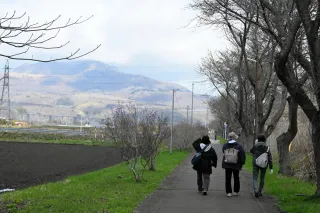 ＜こいで歩いて　道央春巡り＞サイクリングロード「風のメモリー」＝伊達市　有珠、昭和新山　山並み眺め