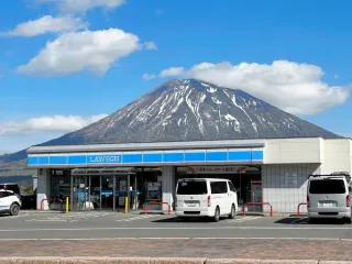 「富士山コンビニ」北海道・倶知安にも？　屋根の上に羊蹄山　