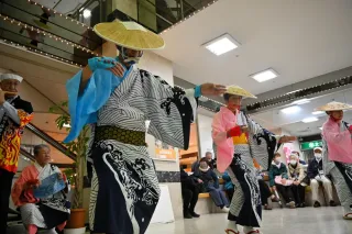 小樽・高島伝統の盆踊り　保存会が市内中心部で披露