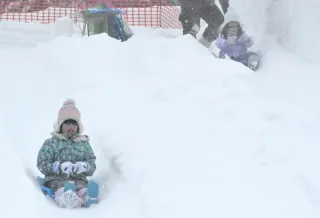 滑り台や迷路に子どもら歓声　名寄で雪質日本一フェス開幕