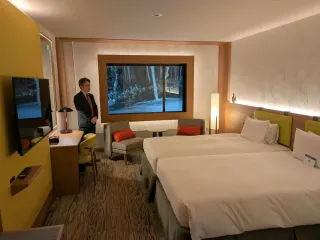 客室、サウナ「森の中イメージ」　ニセコのホテル「ノーザンリゾート・アンヌプリ」刷新