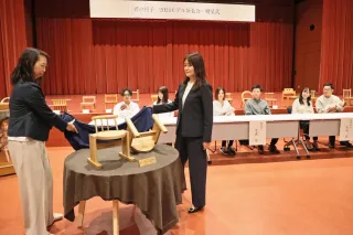 贈呈式に参加した3組の家族の前で発表された、今年の「君の椅子」=東神楽町の文化ホール「花音」（伊丹恒撮影）